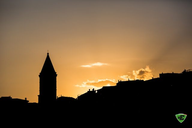 La skyline di Gualdo Tadino al tramonto