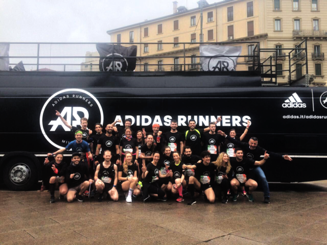 Gli Adidas Runners MIlano con il nuovo Adidas bus, utilizzato per gli appuntamenti settimanali come spogliatoio.