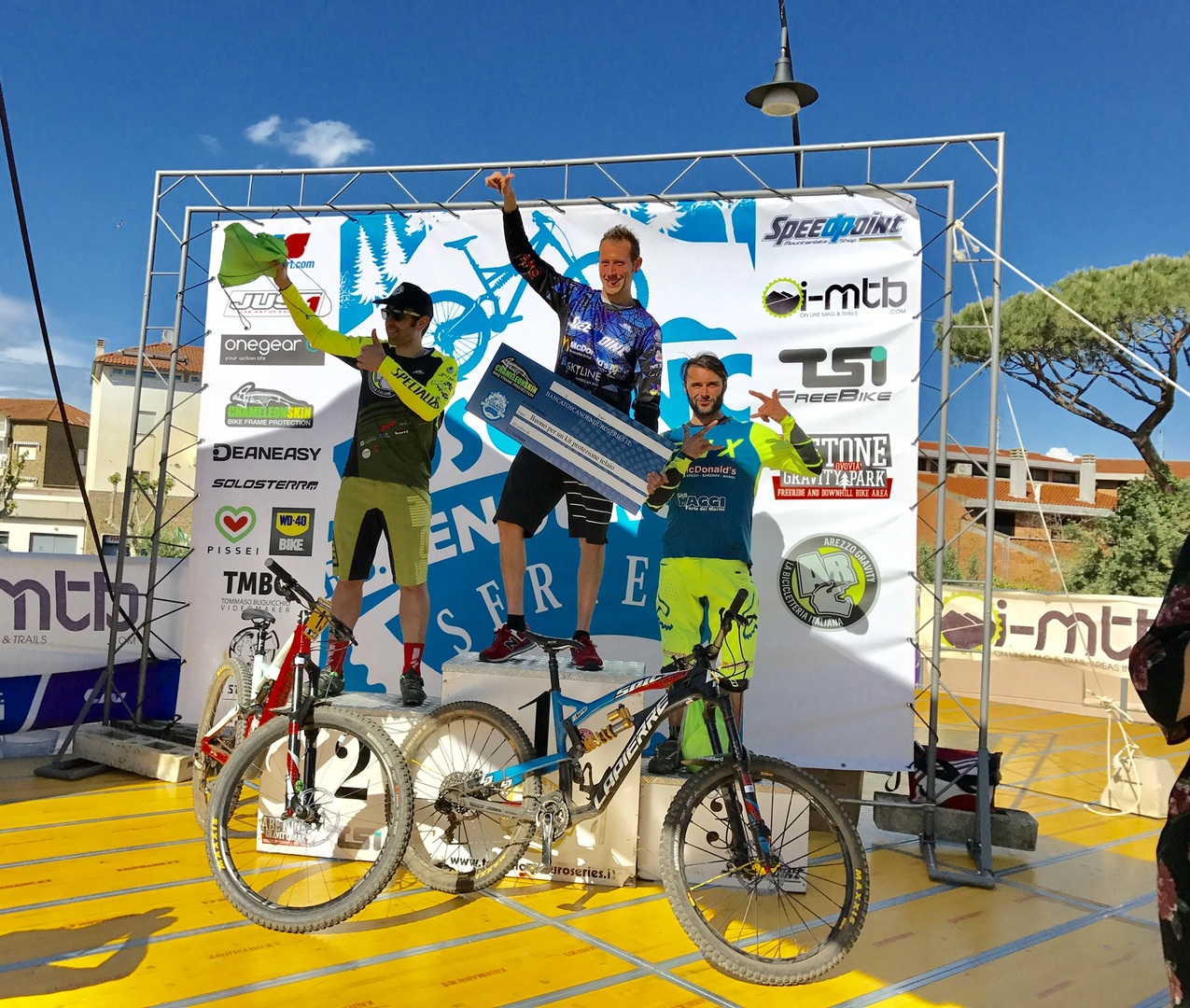 Il podio dell'assoluta maschile al secondo round del Toscano Enduro Series