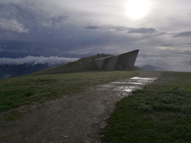 Una suggestiva vista del Messner Mountain Museum a Plan de Corones