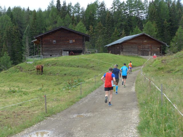 Le particolari abitazioni di montagna incontrate lungo il percorso dagli atleti