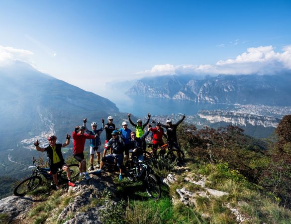 Alcuni dei partecipanti alla prima edizione di Emtb Adventure in uno dei punti panoramici raggiunti in sella alle mountain bike a pedalata assistita. (Photo Archivio Garda Trentino/Miha Matavz)