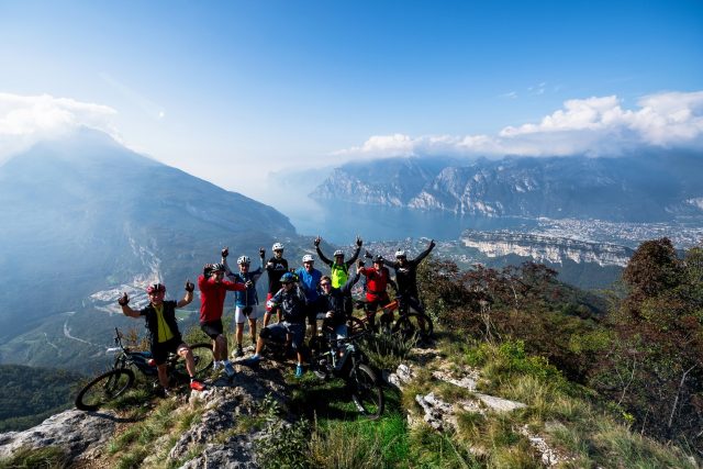 Alcuni dei partecipanti alla prima edizione di Emtb Adventure in uno dei punti panoramici raggiunti in sella alle mountain bike a pedalata assistita. (Photo Archivio Garda Trentino/Miha Matavz)