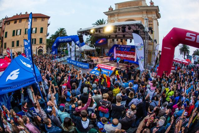 La folla di fronte al palco delle Enduro World Series in centro a Finale Ligure