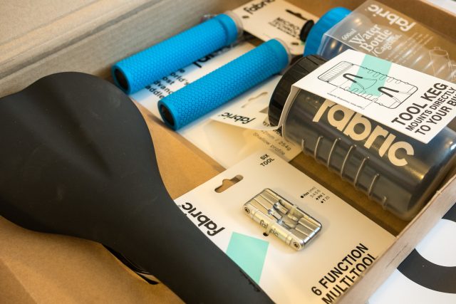 Il kit Fabric dedicato alla MTB: sella, tool, manopole, borraccia, porta attrezzi