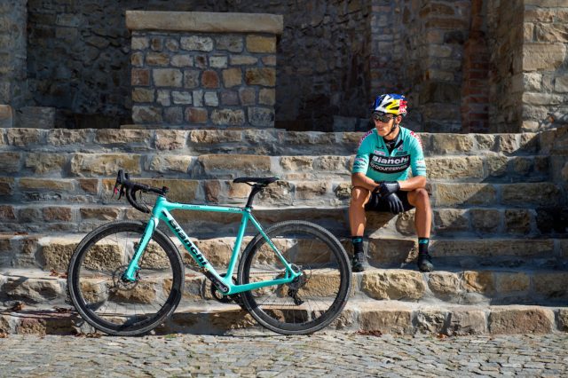 Fontana posa con la sua bici Bianchi nel centro storico di Vernasca