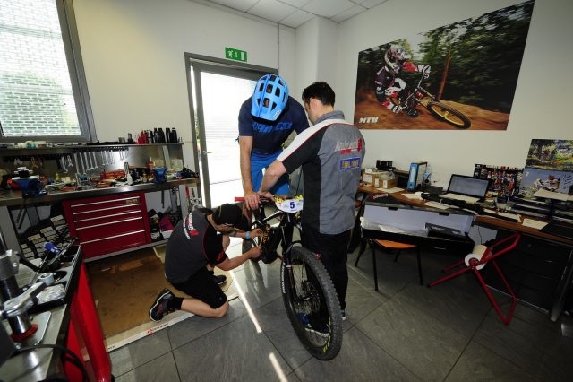 I tecnici Andreani Group al lavoro su una bici equipaggiata con sospensioni Ohlins - foto: Massimo Zanzani