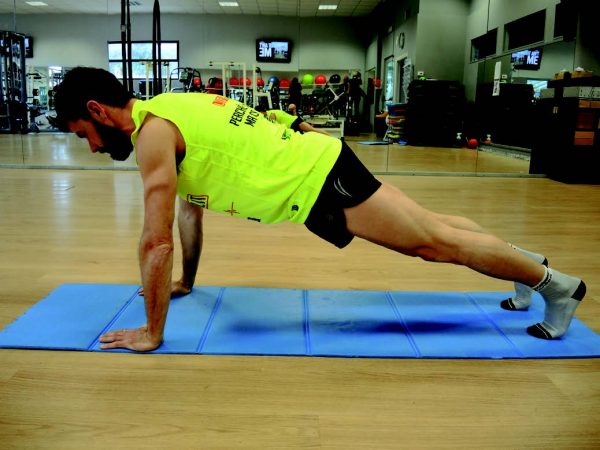 Training addominali: Plank a braccia tese