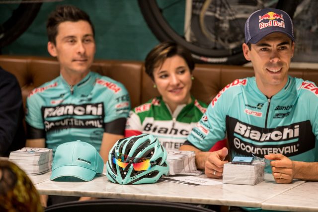 Stephane Tempier, Chiara Teocchi e Marco Aurelio Fontana durante la presentazione del team al Bianchi Cafè di Milano
