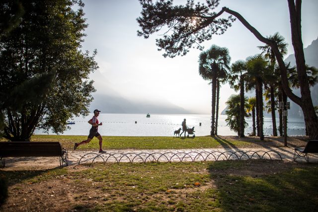 Giulio Molinari in allenamento sulle rive del Lago di Garda