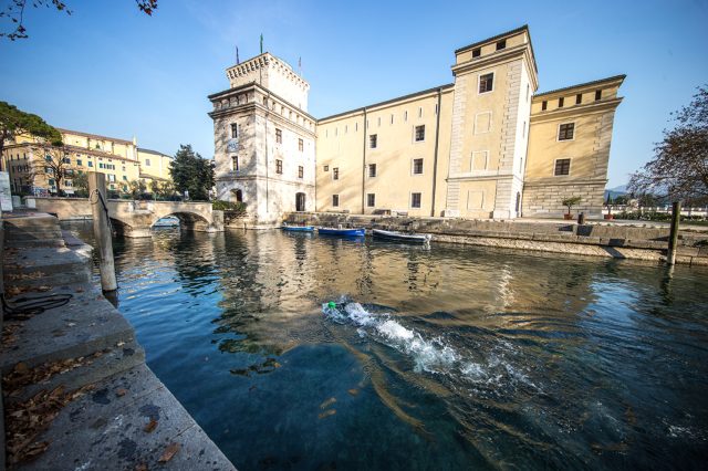 Giulio Molinari nella fase a nuoto nell'incredibile contesto antico di Riva del Garda