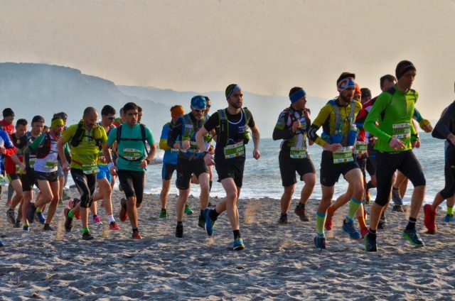 Una delle fasi suggestive della gara che ha visto i partecipanti protagonisti di una parte di percorso sulla spiaggia di Loano