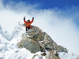 Himlaya Malcolm Bass, Paul Figg e Guy Buckingham hanno effettuato la prima salita di Janhukot (6805 m) nel Garhwal Himalaya in India.