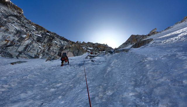 Malcolm Bass, Paul Figg e Guy Buckingham hanno effettuato la prima salita di Janhukot (6805 m) nel Garhwal Himalaya in India.