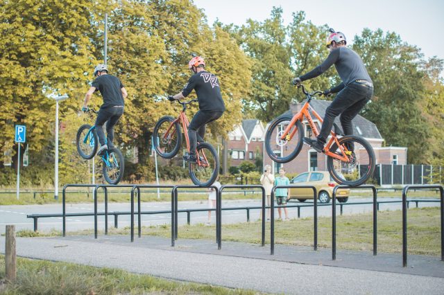 Danny MacAskill, Duncan Shaw e Ali Clarkson sulle loro bici da trial a Eindhoven, Olanda, durante il road trip