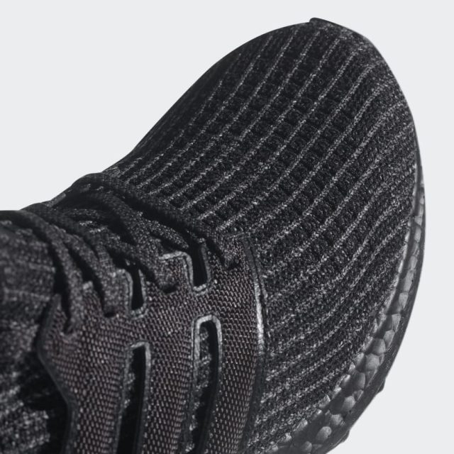 La particolare struttura PRIMEKNIT delle nuove adidas ULTRABOOST Triple Black, per una calzata perfetta