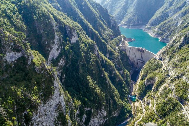 Una vista mozzafiato su una delle dighe oggetto del progetto Una delle dighe che minacciano la regione dei Balcani, oggetto del progetto BLUE HEART di PATAGONIA