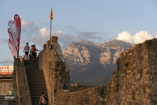 Sulle mura del bordo medievale di Ainsa, ai piedi dei Pirenei