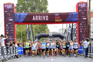 La ghrsnde grinta da parte dei partecipanti nelle prime fasi della 25k della Salomon Running Milano