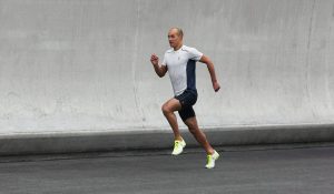 Nella foto un atleta in piena azione con le nuove On Cloudflash, appena 211 grammi per una scarpa race veramente performante!