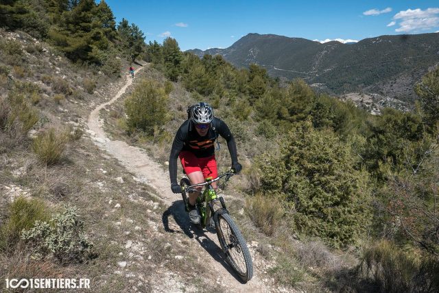 Uno dei tanti sentieri spettacolari della Transvesubienne - foto: 1001 Sentiers