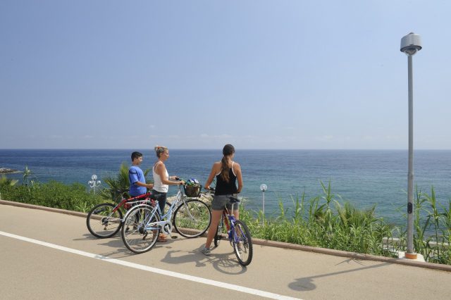 In pista ciclabile a Santo Stefano al Mare, nel Ponente Ligure