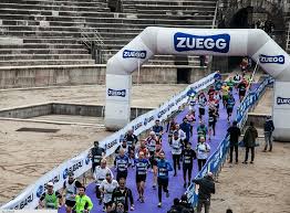 Una fase di gara della Il logo della Gensan Giulietta&Romeo Half Marathon con Zuegg sponsor 