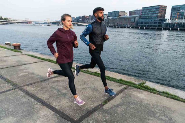 Correre ovunque: nella foto di ASICS una bella azione di due runner lungo i canali di Amsterdam, sede europea del brand giapponese.