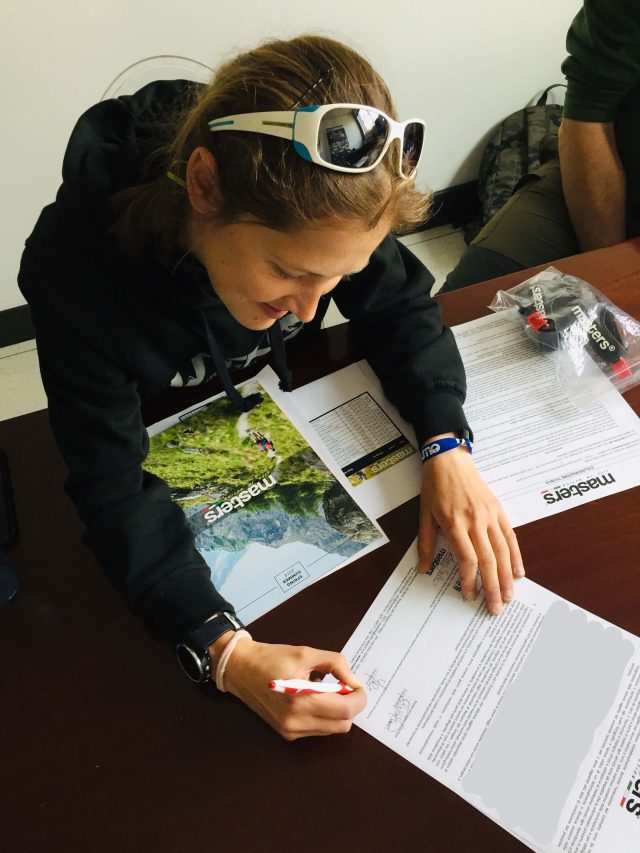 Yulia Baikova il giorno della firma del nuovo contratto di sponsorizzazione con Masters poles. La frote atleta del Team International Vibram è estremamente attiva anche come organizzatrice di eventi e di attività di Nordic Walking di cui è istruttrice.