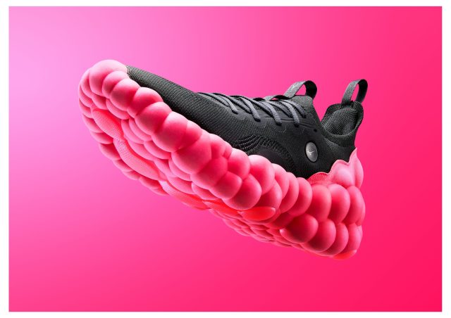 Nella foto la calzatura MIZUNO concept con tecnologia MIZUNO ENERZY (Scarpa puramente dimostrativa non in vendita)