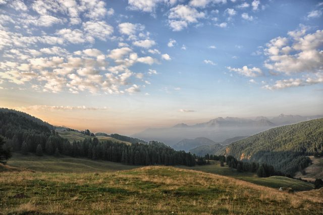 L'altipiano naturale su cui si estende l'abitato di Torgnon offre scorci impagabili soprattutto all'albeggiare e al tramonto del Sole. © Ufficio Turismo Torgnon