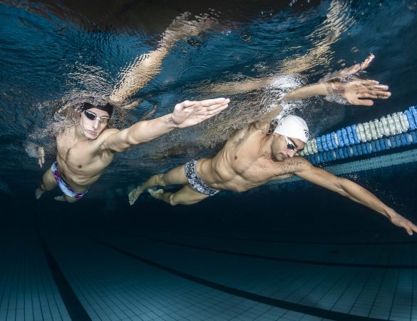 in piscina con Phelps