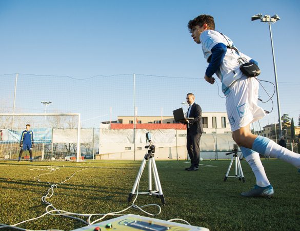 Aiace Rusciano in campo durante uno dei test ad un giovane calciatore in erba
