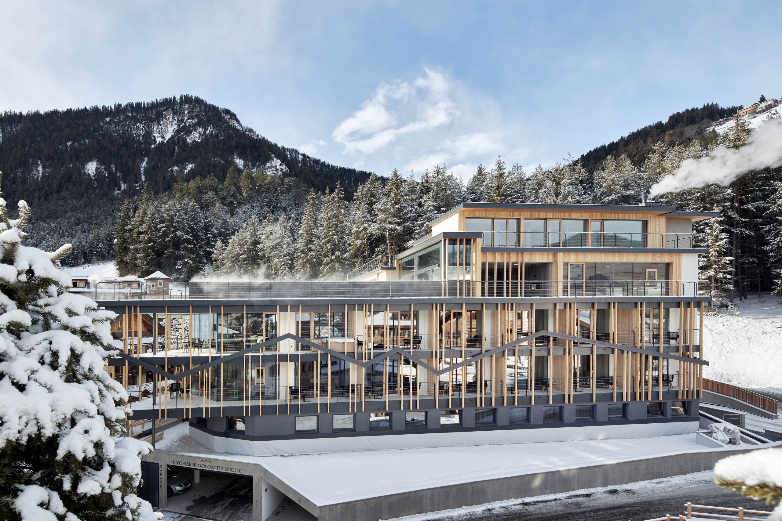 Sorge sulle piste del Plan de Corones e della Sellaronda, l’Excelsior Dolomites Life Resort di San Viglio di Marebbe (BZ), che offre servizi speciali per gli sciatori e 2.500 mq di area wellness, anche sul tetto.