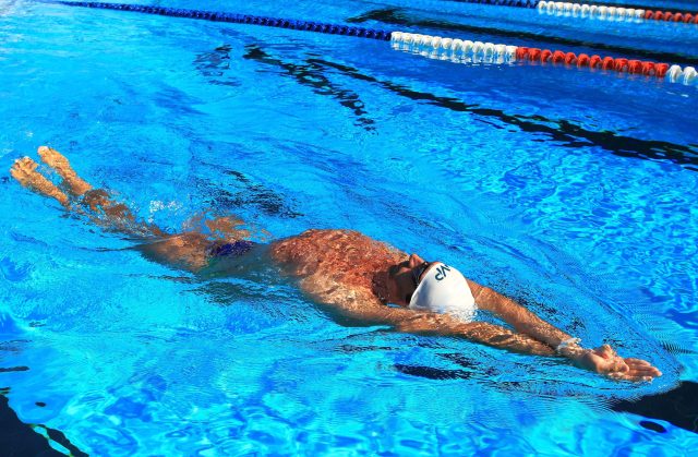 MIke, testimoniale ambassador del marchio Phelps sempre in piscina durante un esercizio di nuoto dorsale
