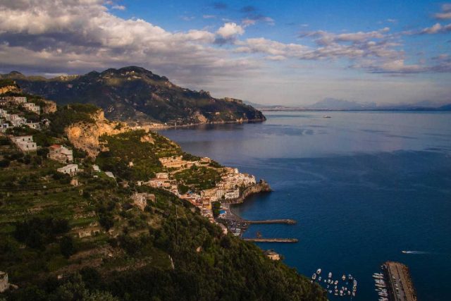 Un meravilgioso scorcio della Costiera Amalfitana in cui l'arte e la cultura del cibo regna sovrana