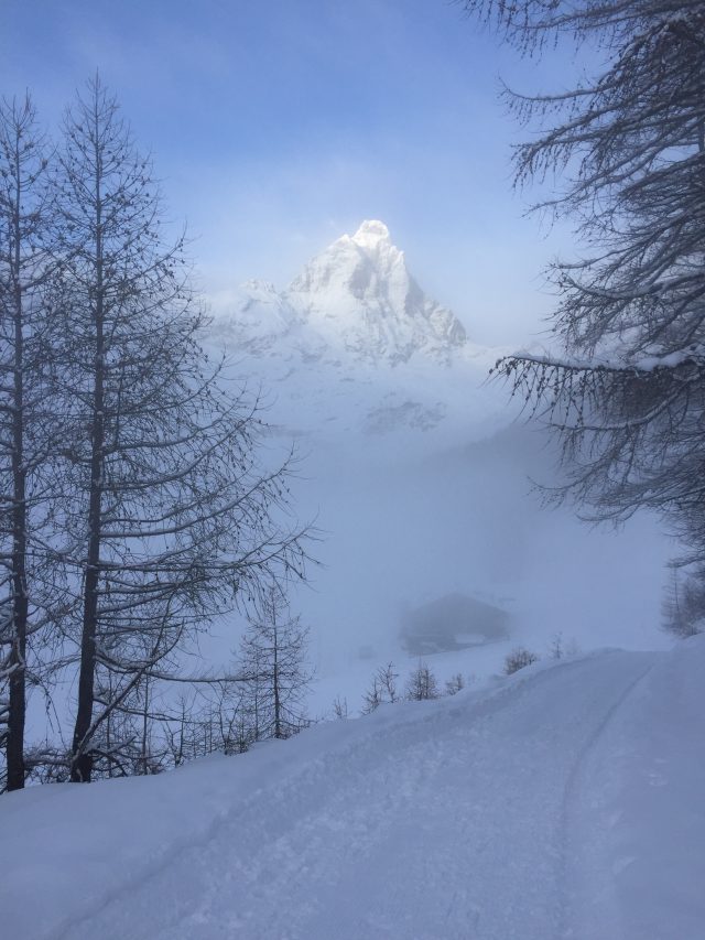 Sua maestà il Monte Cervino, sempre vigile e presente, anche in una giornata di nebbia a bassa quota