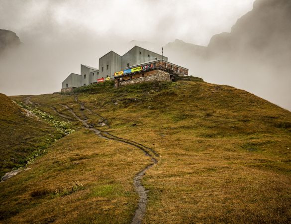 Nella suggestiva foto di Pierre Lucianaz, il Rifugio Frassati, lungo l'Alta Via n° 1 a 2.540 metri di quota.
