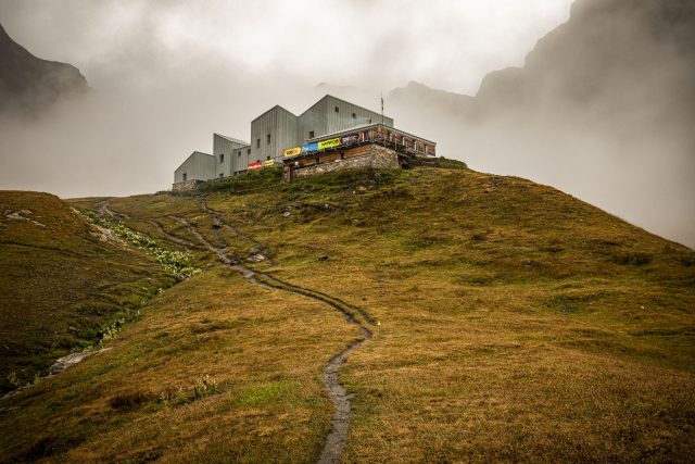Nella suggestiva foto di Pierre Lucianaz, il Rifugio Frassati, lungo l'Alta Via n° 1 a 2.540 metri di quota.