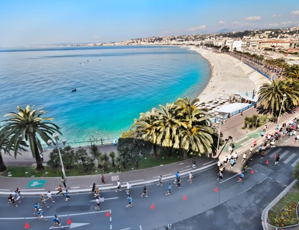 La spettacolare Baia degli Angeli, su cui si affaccia la più famosa passeggiata del mondo...la Promenade des Anglais, da cui partirà la prossima Mezza maratona di Nizza domenica 26 settembre