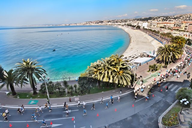 La spettacolare Baia degli Angeli, su cui si affaccia la più famosa passeggiata del mondo...la Promenade des Anglais, da cui partirà la prossima Mezza maratona di Nizza domenica 26 settembre
