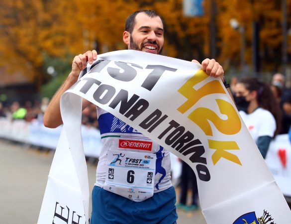La maratona, partita alle 9:00 in punto come da programma, ha visto tagliare per primo il traguardo Andrea Soffientini (Azzurra Garbagnate Milanese) con il tempo di 2:31’33”