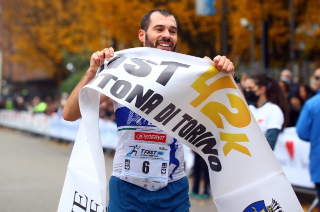 La maratona, partita alle 9:00 in punto come da programma, ha visto tagliare per primo il traguardo Andrea Soffientini (Azzurra Garbagnate Milanese) con il tempo di 2:31’33”