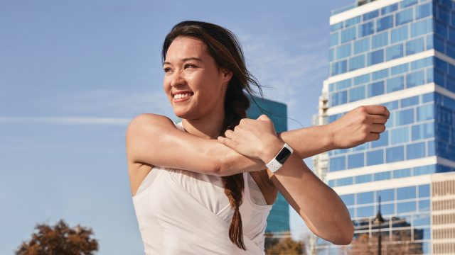 Nella foto il Fitness Tracker più venduto al mondo, il Fitbit Charge 5.