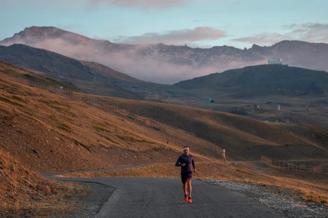 Kristian Blummnefelt, atleta ASICS detentore del nuovo record del Mondo nell'Ironman Full distance, durante un photo shooting In Sierra Nevada