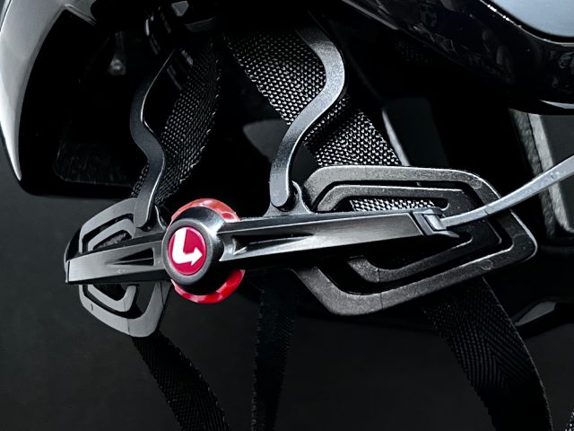 casco bici Limar Air Stratos MIPS, nero opaco, foto still life, particolare sistema di ritenzione posteriore