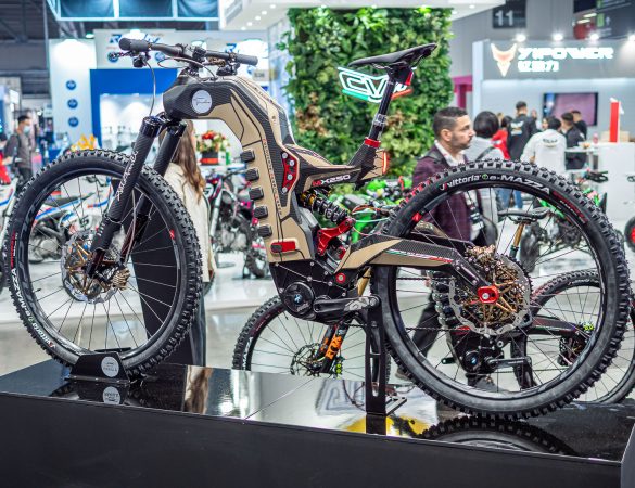 Moto Parilla Tricolore eMTB futuristica - bici