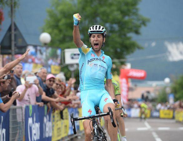 vincenzo nibali campione italiano ciclismo 2014 a braccia alzate sul traguardo