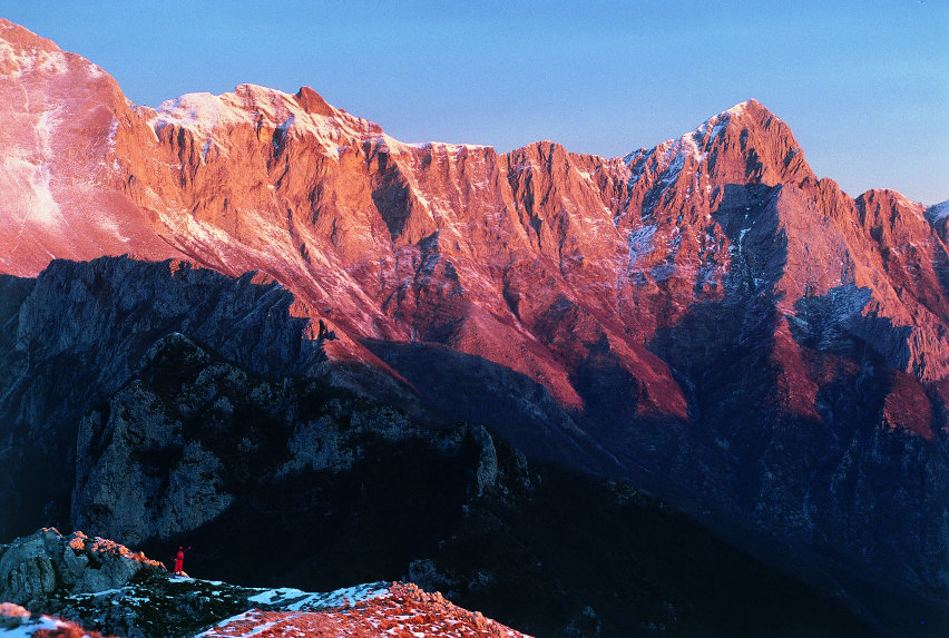 Alba rosata sul gruppo-delle Panie. Alp Apuane