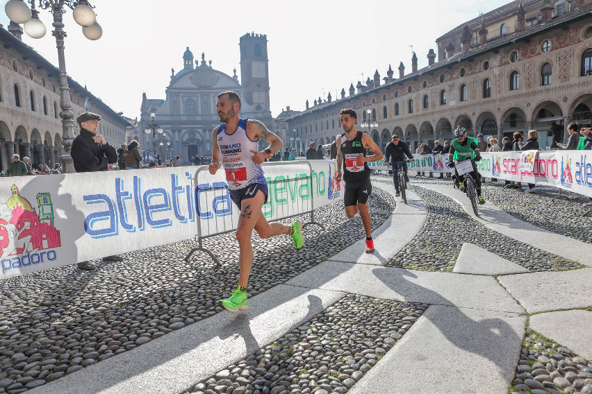 Andrea Soffientini, vincitore dell’edizione 2023 della Scarpadoro Half Marathon, transita in Piazza Ducale a Vigevano | © Mattmand Photo